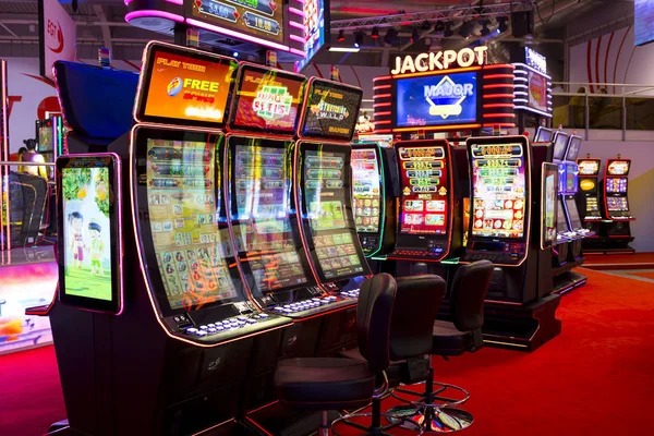 gigatoto slot platform showing live dealer table and mobile app interface
