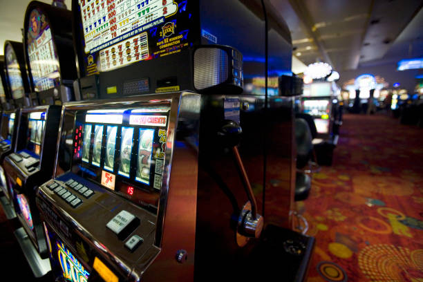 Dragon Tiger live game with dealer and chat panel